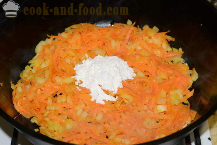 Hähnchenschenkel geschmort mit Zwiebeln, Karotten und Gurken - wie man ein leckeres Hähnchenschenkel in einer Pfanne kochen, mit einem Schritt für Schritt Rezept Fotos