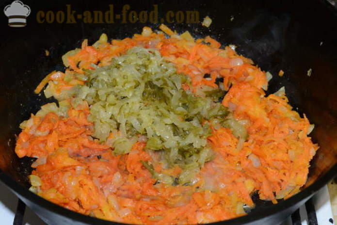 Hähnchenschenkel geschmort mit Zwiebeln, Karotten und Gurken - wie man ein leckeres Hähnchenschenkel in einer Pfanne kochen, mit einem Schritt für Schritt Rezept Fotos