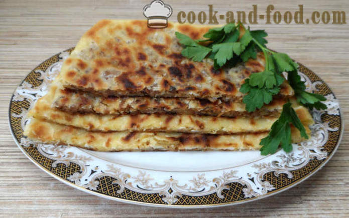 Gozleme Fladenbrot mit Fleisch oder Käse, Gemüse und Kartoffeln - wie Türkisch Brötchen zu kochen, einen Schritt für Schritt Rezept Fotos
