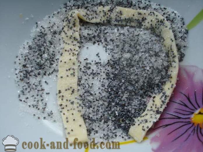 Süsses Blätterteig Spirale mit Mohn und Zucker - wie Kekse Blätterteig zu kochen, mit einem Schritt für Schritt Rezept Fotos