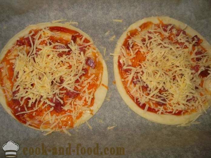 Mini Pizza Blätterteig mit Wurst und Käse - wie eine Mini-Pizza Blätterteig zu machen, mit einem Schritt für Schritt Rezept Fotos