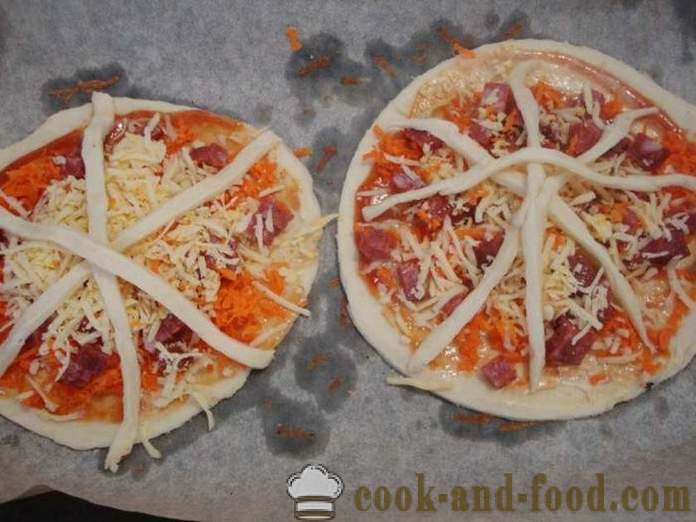 Mini Pizza Blätterteig mit Wurst und Käse - wie eine Mini-Pizza Blätterteig zu machen, mit einem Schritt für Schritt Rezept Fotos