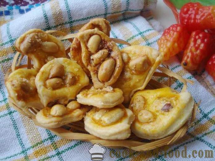 Schnelle und leckere Kekse aus flockigem ungesäuertem Teig mit Zucker und Erdnüssen - wie für Schritt Rezept Fotos Cookies von Blätterteig in dem Ofen, mit einem Schritt zu machen