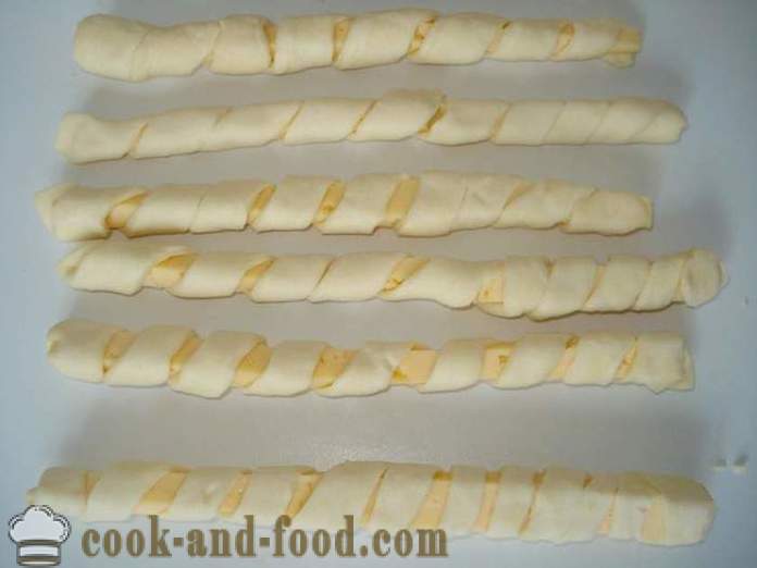 Selbst gemachter Käse in Blätterteig-Sticks auf Bier - wie Käse-Sticks zu Hause, Schritt für Schritt Rezept Fotos kochen