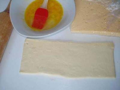 Selbst gemachter Käse in Blätterteig-Sticks auf Bier - wie Käse-Sticks zu Hause, Schritt für Schritt Rezept Fotos kochen