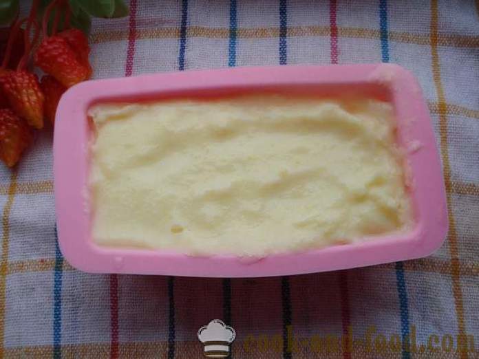 Hausgemachtes Eis aus Milch mit Stärke hergestellt - wie einen Eisbecher zu Hause, Schritt für Schritt Rezept Fotos machen