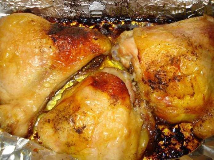 Gebackene Hähnchenschenkel in einer Folie - wie ein köstlich gebackenen Hähnchenschenkel in dem Ofen, mit einem Schritt für Schritt Rezept Fotos