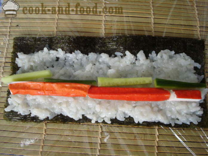 Sushi mit Krabben-Sticks und Gurke - wie Sushi mit Krabben-Sticks zu Hause zu machen, Schritt für Schritt Rezept Fotos