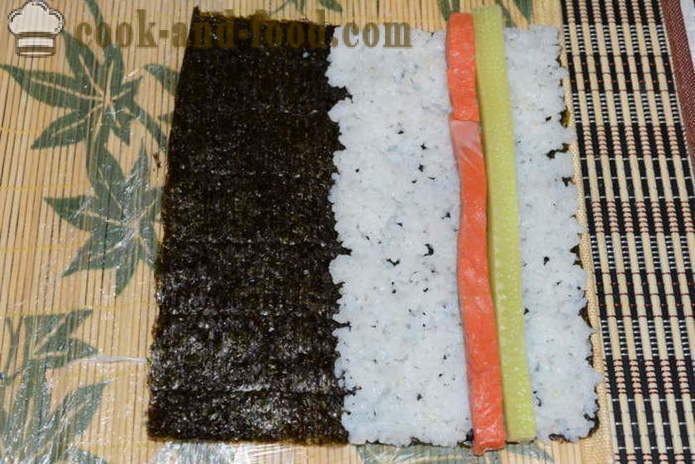 Sushi-Rollen mit rotem Fisch, Käse und Gurke - wie Rollen zu Hause zu machen, Schritt für Schritt Rezept Fotos