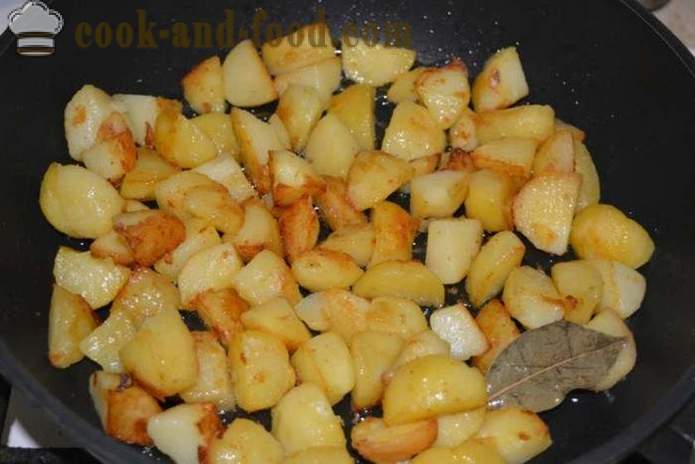 Gekochte Kartoffeln in der Schale in einer Pfanne gebraten - köstliches Gericht aus gekochten Kartoffeln in der Schale zum Garnieren