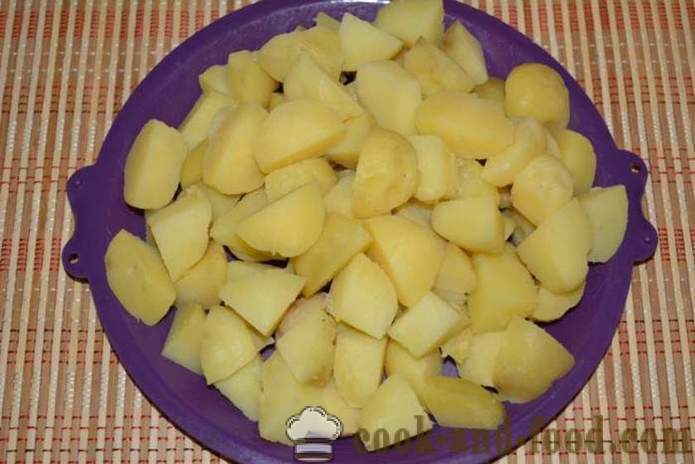 Gekochte Kartoffeln in der Schale in einer Pfanne gebraten - köstliches Gericht aus gekochten Kartoffeln in der Schale zum Garnieren