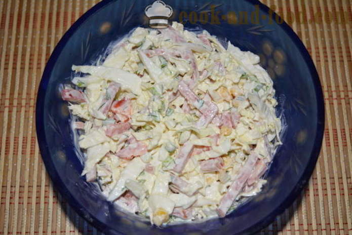 Salat aus Chinakohl mit geräucherter Wurst, Paprika und in Dosen Mais - wie ein Salat aus Chinakohl vorbereitet mit Mais und Wurst, Schritt für Schritt Rezept Fotos