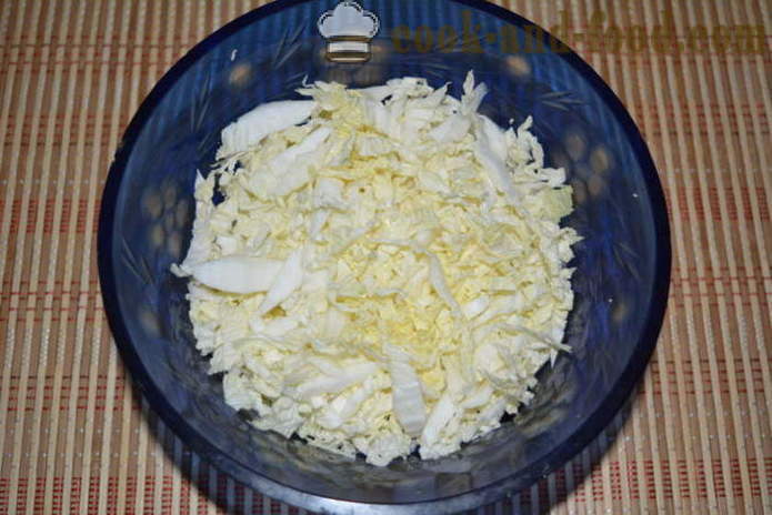 Salat aus Chinakohl mit geräucherter Wurst, Paprika und in Dosen Mais - wie ein Salat aus Chinakohl vorbereitet mit Mais und Wurst, Schritt für Schritt Rezept Fotos