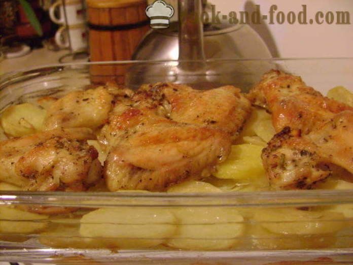 Hühnerflügel auf einem Bett aus Kartoffeln im Ofen - wie Flügel und Kartoffeln im Ofen zu machen, mit einem Schritt für Schritt Rezept Fotos