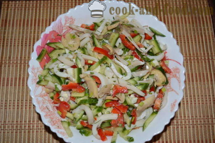 Salat mit Tintenfisch, Pilzen, Gurken und Paprika - wie einen Salat mit Tintenfisch vorbereiten und Pilzen, Schritt für Schritt Rezept Fotos