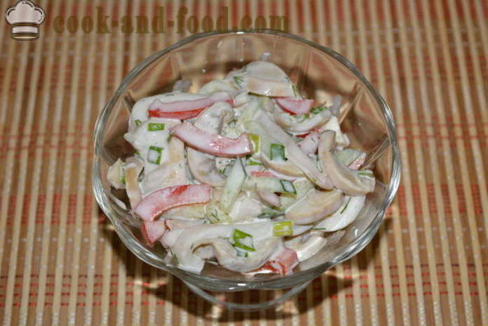 Salat mit Tintenfisch, Pilzen, Gurken und Paprika - wie einen Salat mit Tintenfisch vorbereiten und Pilzen, Schritt für Schritt Rezept Fotos