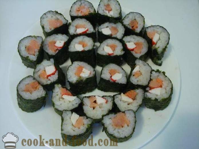 Sushi-Röllchen mit Krabben-Sticks und rotem Fisch - Kochen Sushi-Rollen zu Hause, Schritt für Schritt Rezept Fotos