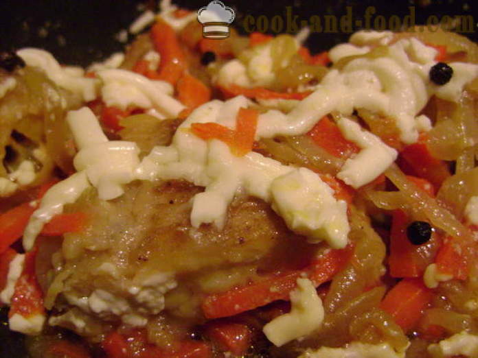 Ein leckeres Rezept brotoly gedünstet mit Zwiebeln und Gemüse - brotola Fisch unter Mayonnaise, einen Schritt für Schritt Rezept Fotos Kochen