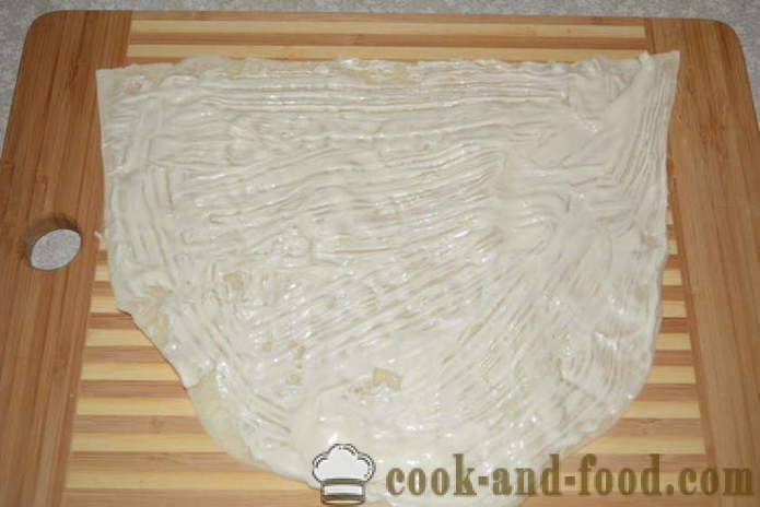 Eine einfache Rolle von Fladenbrot mit Sprotten, Käse und Eiern - wie einen Laib Fladenbrot mit Sprotten zu kochen, einen Schritt für Schritt Rezept Fotos