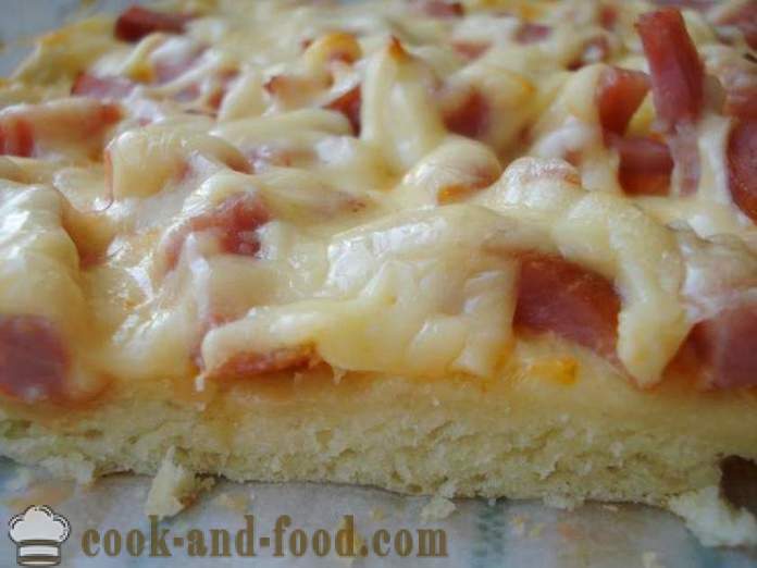 Selbst gemachte Pizza mit Wurst und Käse im Ofen - wie Pizza zu Hause zu machen, Schritt für Schritt Rezept Fotos