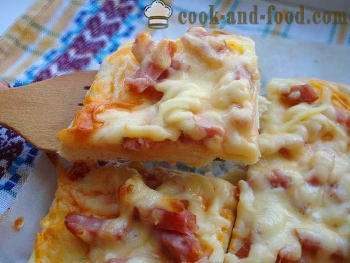 Selbst gemachte Pizza mit Wurst und Käse im Ofen - wie Pizza zu Hause zu machen, Schritt für Schritt Rezept Fotos