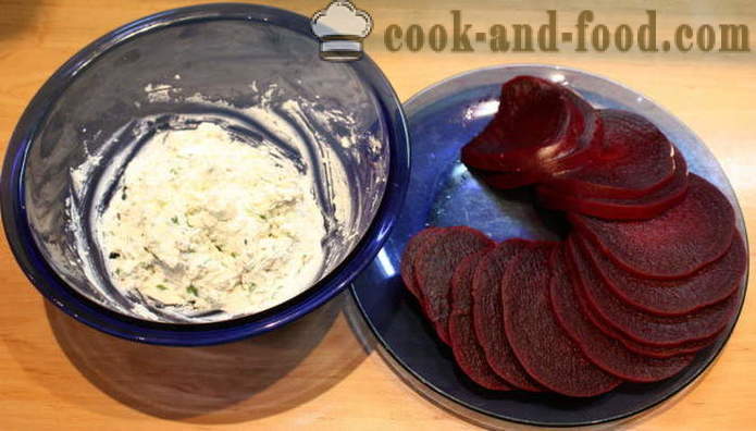 Layered Salat aus roten Rüben mit Ziegenkäse und Knoblauch - wie ein Salat aus Rüben Schichten zu machen, einen Schritt für Schritt Rezept Fotos