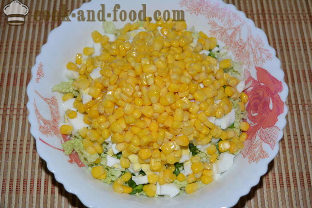 Ein einfacher Salat mit Chinakohl, Huhn und Mai - wie einen Salat aus Chinakohl mit Hühnerbrust vorzubereiten, Schritt für Schritt Rezept Fotos