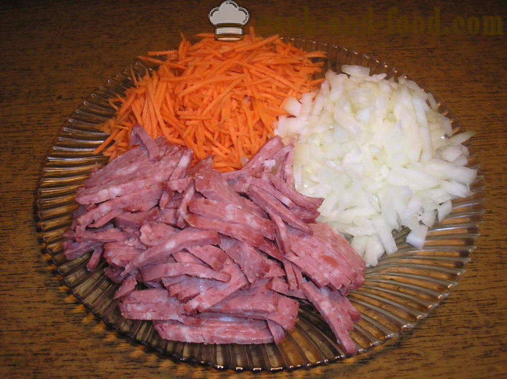 Salat mit Kartoffelstäbchen und Wurst - wie Kartoffelsalat zu machen, einen Schritt für Schritt Rezept Fotos