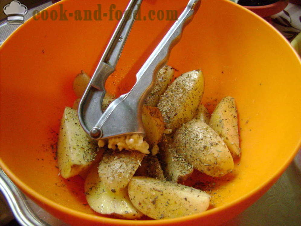 Kartoffeln mit einer Kruste gebacken - wie gebackene Kartoffelscheiben im Ofen, mit einem Schritt für Schritt Rezept Fotos