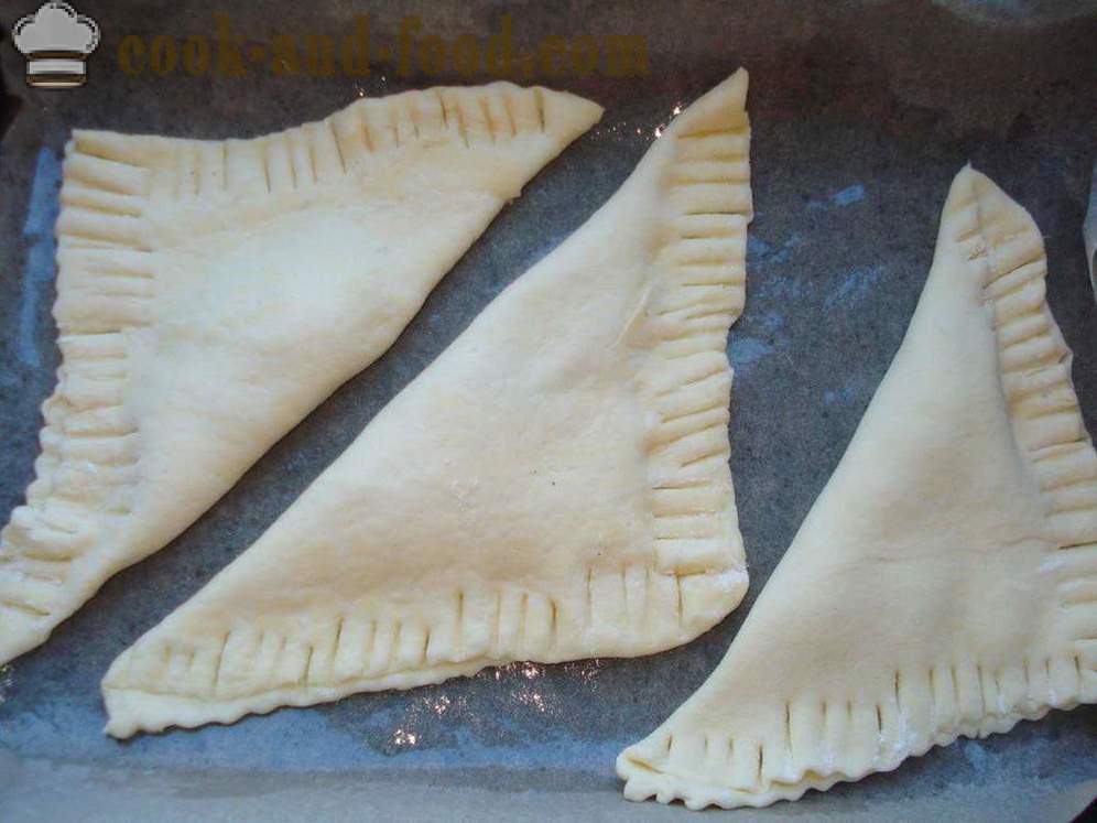 Pasties Blätterteig mit Kartoffeln und Fleisch - wie Pasteten Blätterteig im Ofen kochen, mit einem Schritt für Schritt Rezept Fotos
