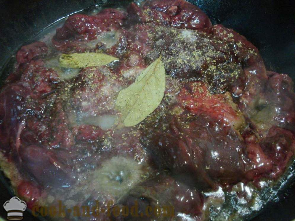 Köstliche Hühnerleber in saurer Sahne mit Zwiebeln in einer Pfanne - wie Hühnerleber in saurer Sahne zu kochen, einen Schritt für Schritt Rezept Fotos