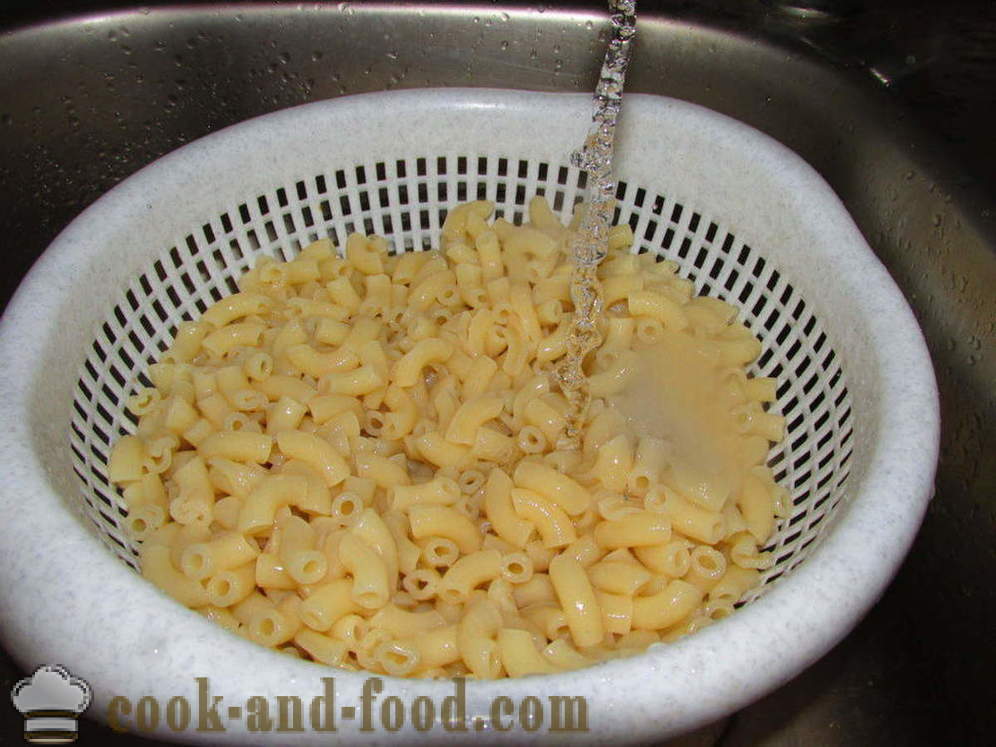 Pasta nautische mit Wurst in einer Pfanne - wie leckere Pasta kochen mit Wurst, einen Schritt für Schritt Rezept Fotos
