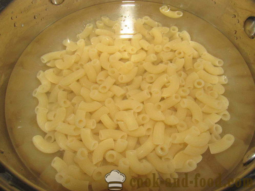 Pasta nautische mit Wurst in einer Pfanne - wie leckere Pasta kochen mit Wurst, einen Schritt für Schritt Rezept Fotos