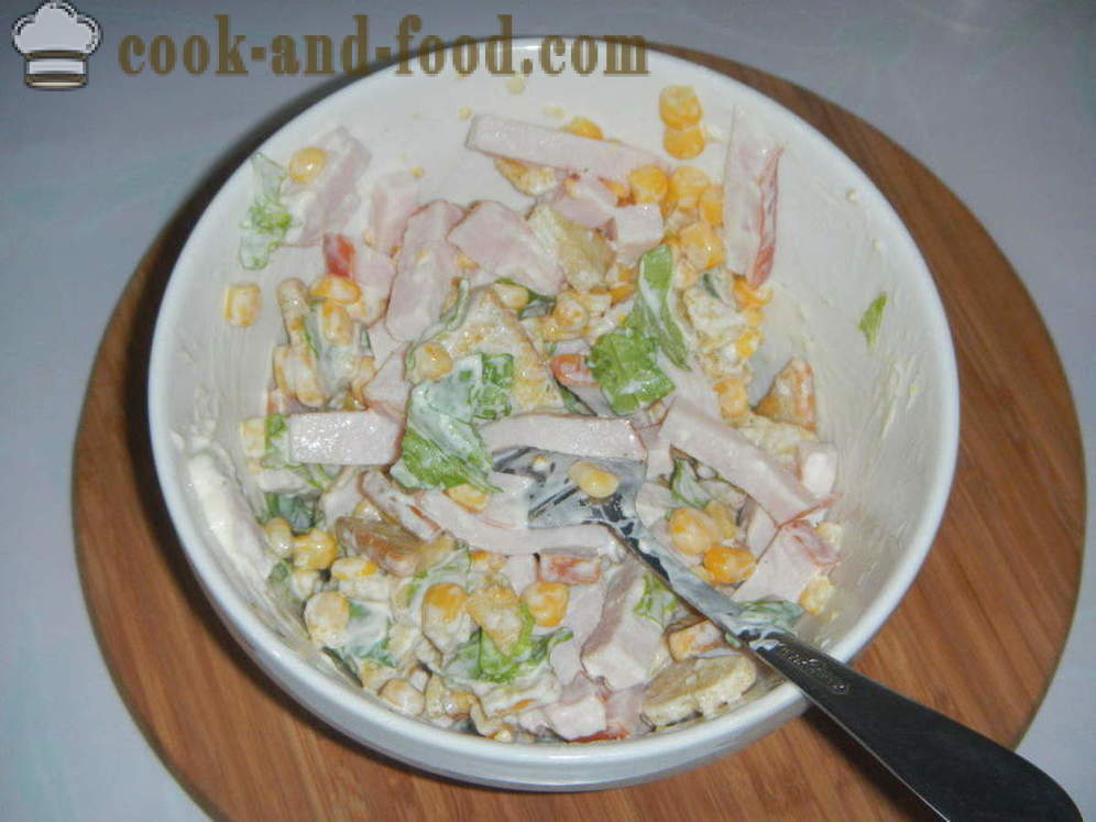 Ein köstlicher Salat mit Croutons und Mais - wie einen Salat mit Croutons und Mais schnell für Schritt Rezept Fotos, Schritt vorzubereiten