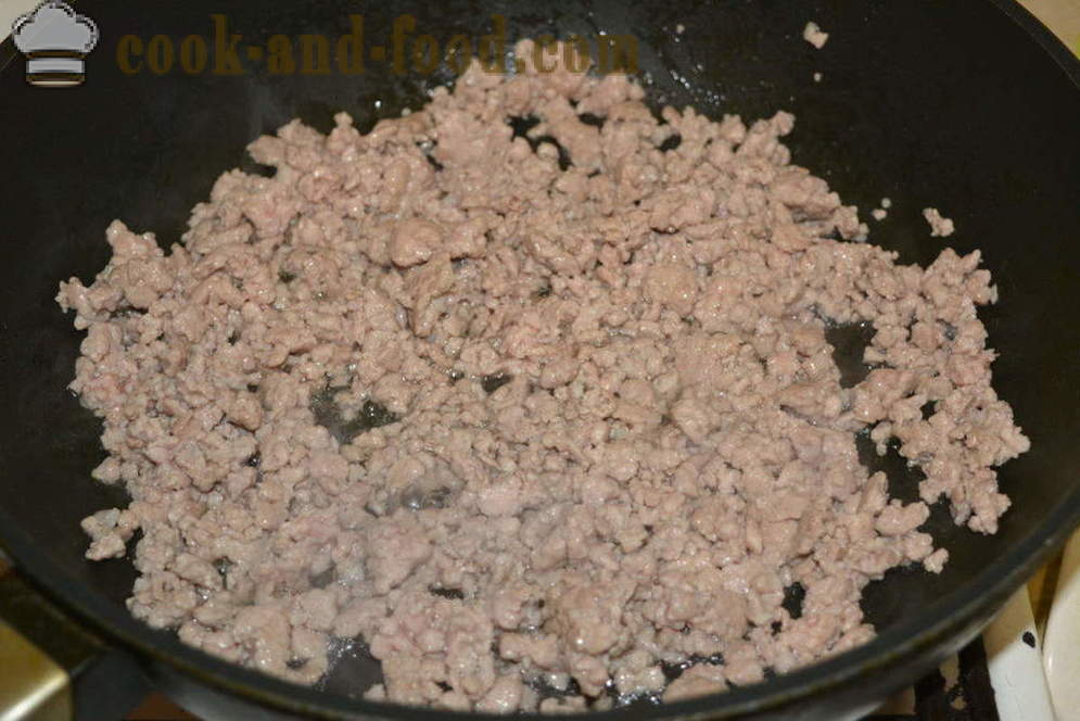Gedünstetes Kraut mit Hackfleisch auf skovorode- wie man einen leckeren Eintopf aus Kohl kocht mit Hackfleisch, einen Schritt für Schritt Rezept Fotos
