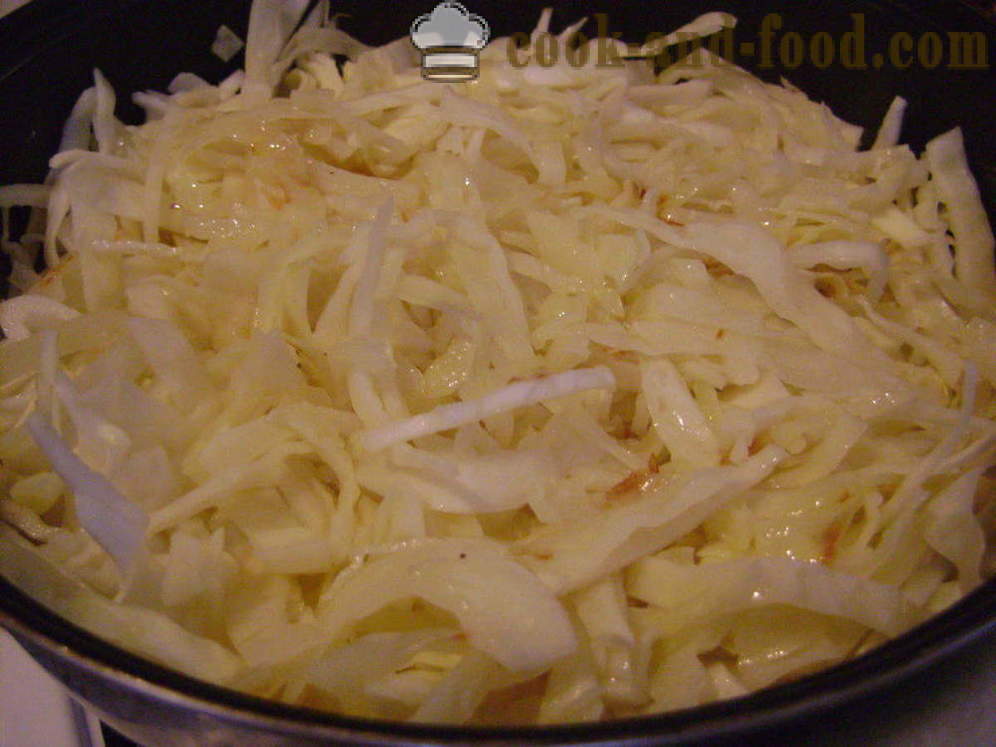 Gedünstetes Kraut mit Kartoffeln, Huhn und Pilzen - sowohl schmackhaft geschmort Kohl zu kochen, Schritt für Schritt Rezept Fotos