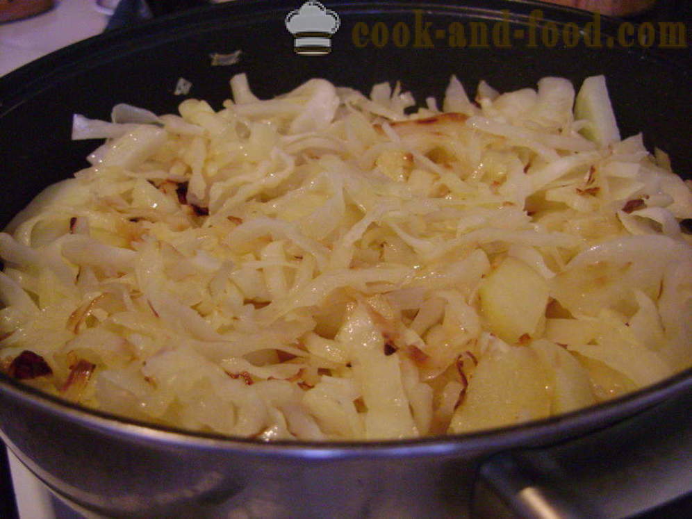 Gedünstetes Kraut mit Kartoffeln, Huhn und Pilzen - sowohl schmackhaft geschmort Kohl zu kochen, Schritt für Schritt Rezept Fotos
