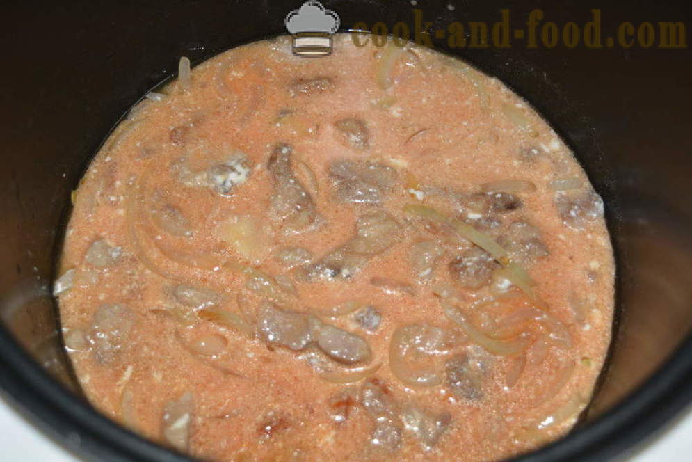 Schweinefleisch Stroganoff mit saurer Sahne und Tomatenmark - wie Rindfleisch Stroganoff mit Soße in multivarka, Schritt für Schritt Rezept Fotos kochen