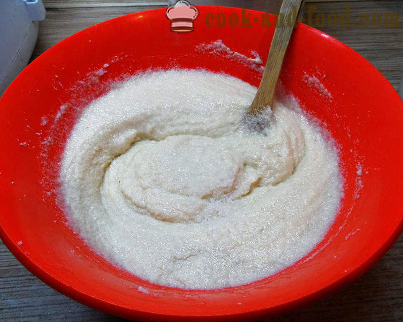 Einfache kleine Kuchen auf Joghurt oder Sauerrahm mit Grieß - wie kleine Kuchen in Dosen, Schritt für Schritt Rezept Fotos zu machen