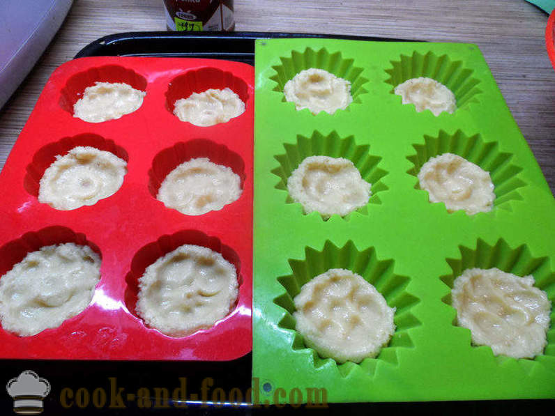 Einfache kleine Kuchen auf Joghurt oder Sauerrahm mit Grieß - wie kleine Kuchen in Dosen, Schritt für Schritt Rezept Fotos zu machen