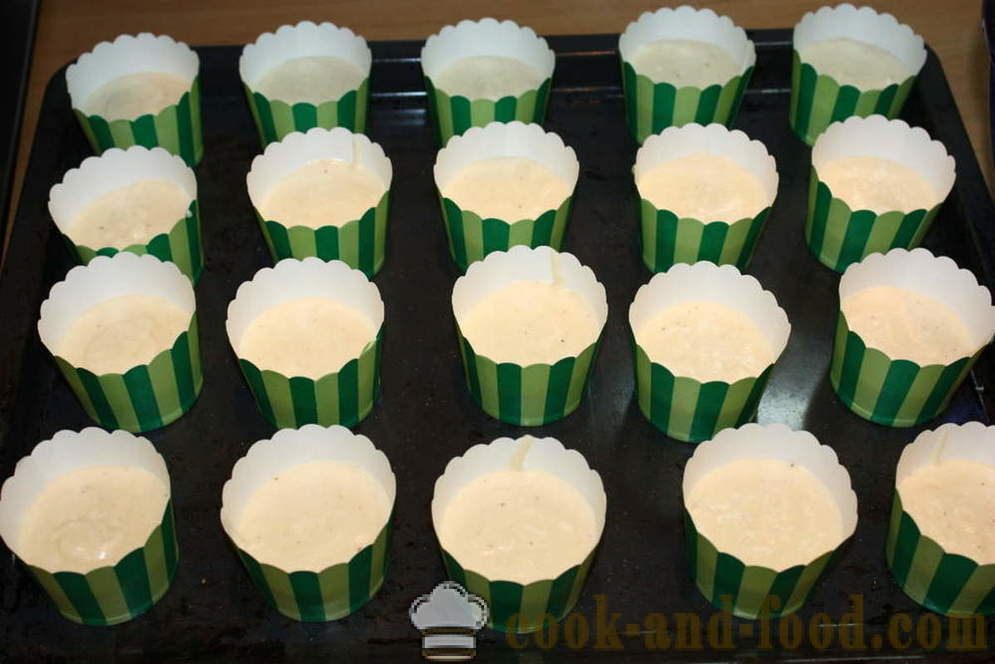 Vanille-Cupcakes mit Sahne Top-Schritt für Schritt, wie kleine Kuchen auf der Oberseite mit Sahne zu machen, ein Rezept mit einem Foto