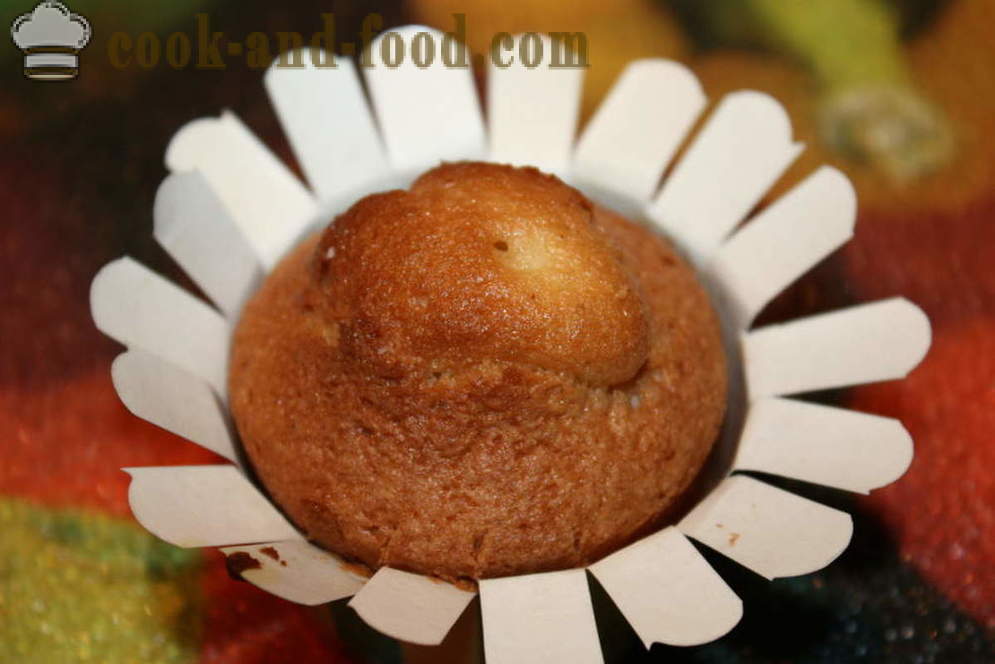 Vanille-Cupcakes mit Sahne Top-Schritt für Schritt, wie kleine Kuchen auf der Oberseite mit Sahne zu machen, ein Rezept mit einem Foto