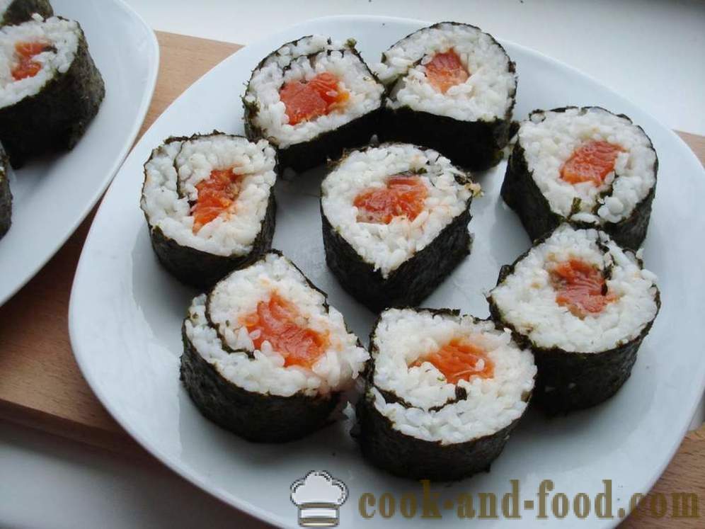 Sushi-Röllchen mit Reis und rotem Fisch - wie Sushi-Rollen zu Hause, Schritt für Schritt Rezept Fotos kochen