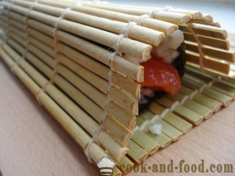 Sushi-Röllchen mit Reis und rotem Fisch - wie Sushi-Rollen zu Hause, Schritt für Schritt Rezept Fotos kochen