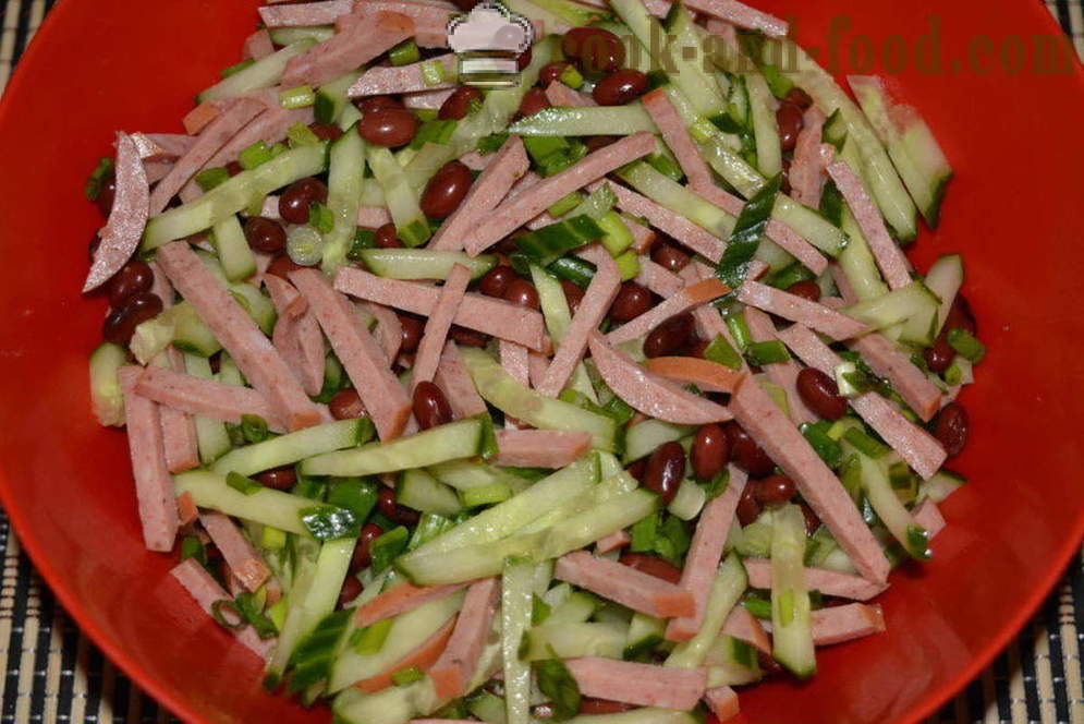 Salat mit roten Bohnen und Dosenwurst - Wie man einen Salat mit Bohnen vorzubereiten und geräucherte Wurst, einen Schritt für Schritt Rezept Fotos