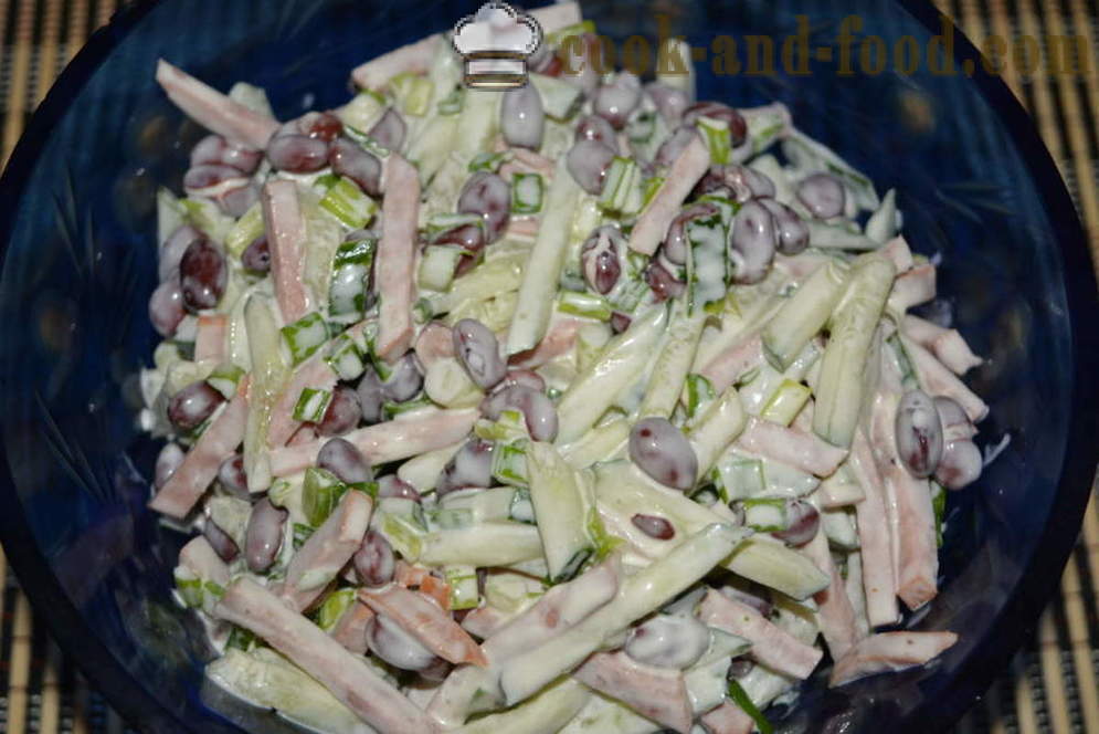 Salat mit roten Bohnen und Dosenwurst - Wie man einen Salat mit Bohnen vorzubereiten und geräucherte Wurst, einen Schritt für Schritt Rezept Fotos