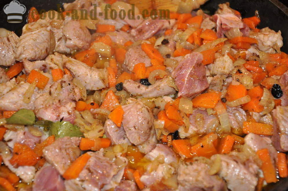 Köstliche Pilaw Pilaw mit Schweinefleisch in einer Pfanne - wie Pilaw krümelig Schweinefleisch auf dem Teller zu kochen, einen Schritt für Schritt Rezept Fotos