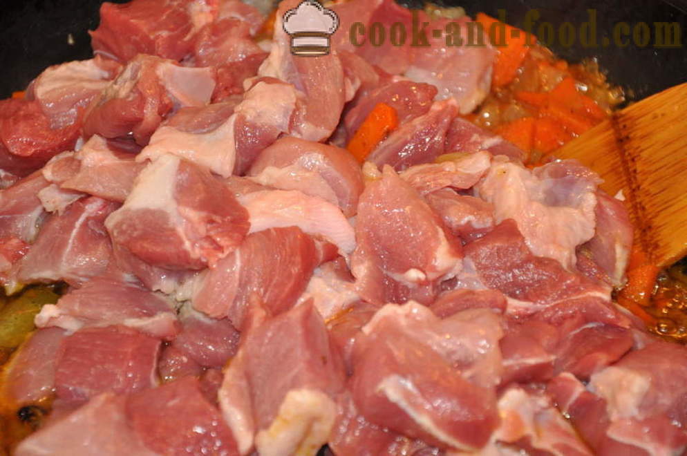 Köstliche Pilaw Pilaw mit Schweinefleisch in einer Pfanne - wie Pilaw krümelig Schweinefleisch auf dem Teller zu kochen, einen Schritt für Schritt Rezept Fotos