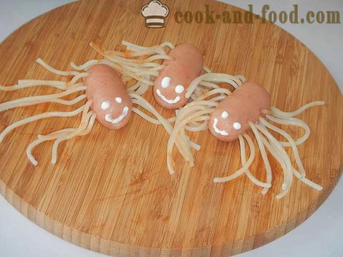 Octopus von Würsten und Spaghetti - wie Spaghetti kochen mit Würstchen für Kinder, einen Schritt für Schritt Rezept Fotos