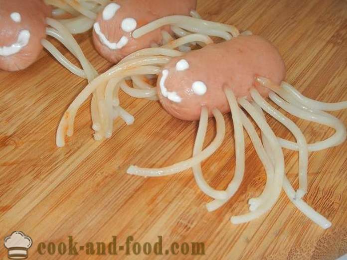 Octopus von Würsten und Spaghetti - wie Spaghetti kochen mit Würstchen für Kinder, einen Schritt für Schritt Rezept Fotos